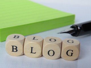 Maak je eigen blog onder tekst met dobbelstenen en blocnote 
